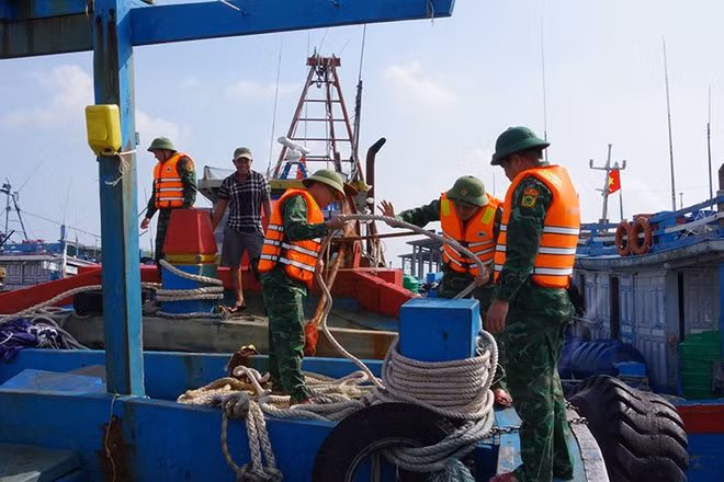 Ngư dân neo đậu tàu thuyền khai thác thủy sản tránh trú bão.