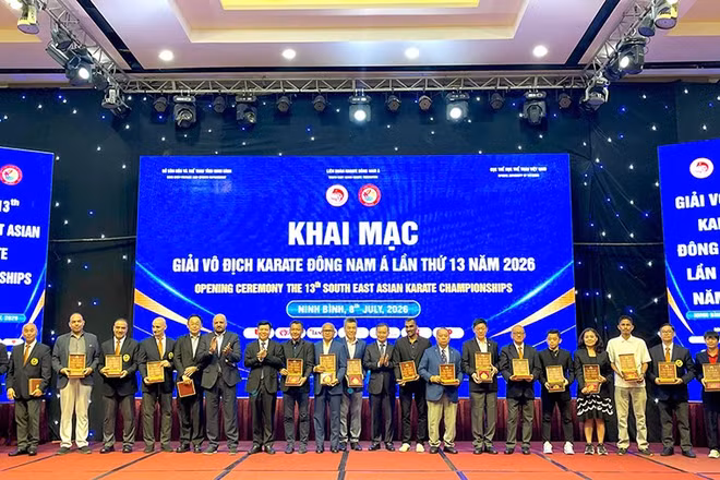 Ban tổ chức trao quà lưu niệm cho đại diện Ban Trọng tài quốc tế và các quốc gia.