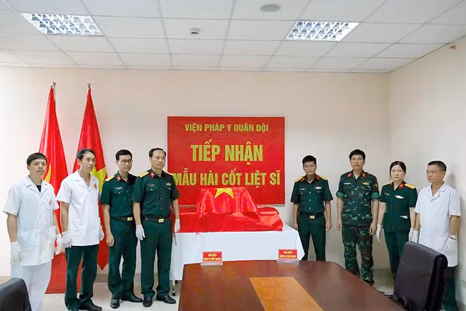 Lực lượng chức năng tỉnh Ninh Bình bàn giao các mẫu hài cốt liệt sĩ cho Viện Pháp y Quân đội để thực hiện giám định ADN.