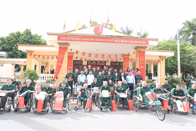 Đại tướng Nguyễn Tân Cương thăm, tặng quà Trung tâm điều dưỡng thương binh Duy Tiên.