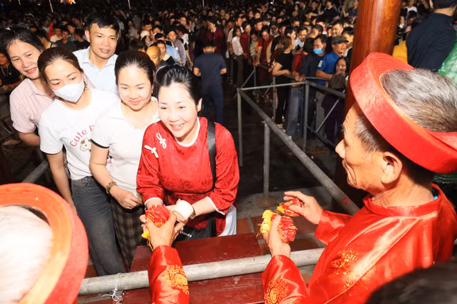 Du khách và nhân dân vui mừng được nhận lương tại các điểm phát lương tại đền Trần Thương.