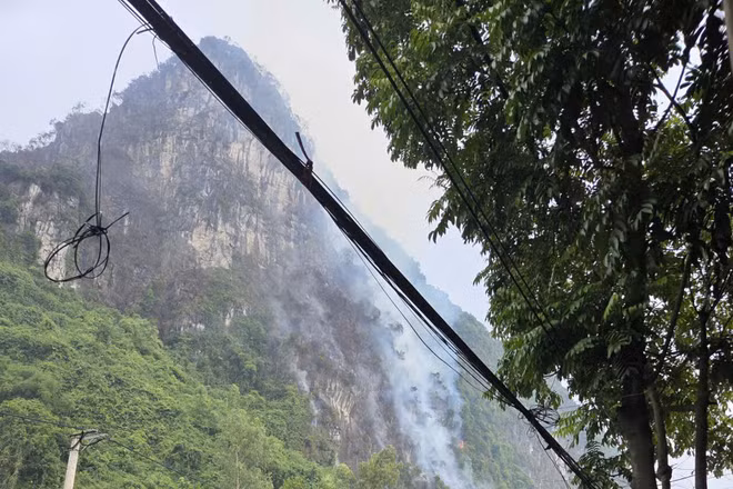 Nhiều lực lượng, phương tiện đã được huy động để tập trung dập lửa.