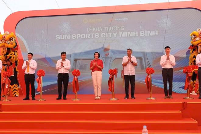 Các đại biểu cắt băng khai trương Sun Sports CITY Ninh Bình.