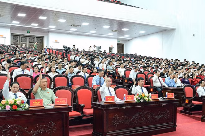 Các đại biểu biểu quyết thông qua Nghị quyết trình tại kỳ họp.