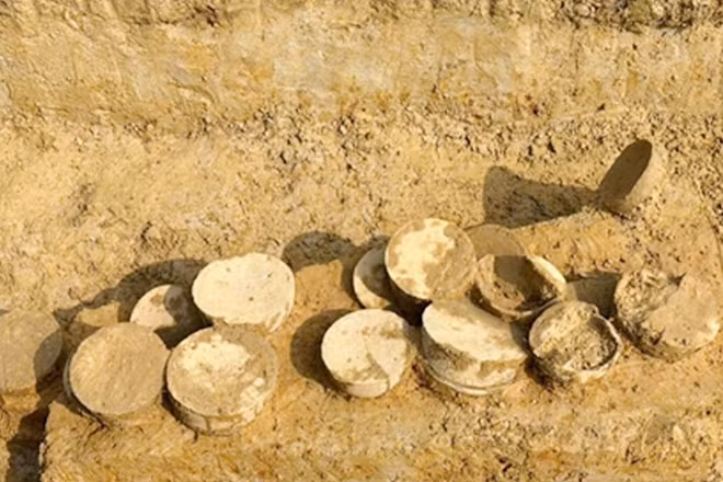 Hiện trạng các cổ vật tại khu vực phát hiện. (Ảnh: BẢO TÀNG NINH BÌNH)