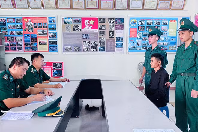 Lực lượng chức năng Đồn Biên phòng Quất Lâm, Bộ đội Biên phòng tỉnh Ninh Bình lấy lời khai đối tượng. (Ảnh: Minh Khôi)