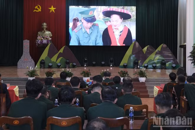 Đại biểu tham dự hội nghị theo dõi phóng sự tổng kết, tôn vinh, khen thưởng các mô hình, chương trình,... giai đoạn 2015-2025. 