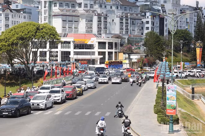 Khách du lịch đến Lâm Đồng trong chín ngày Tết Nguyên đán Bính Ngọ năm 2026 đạt khoảng 925.000 lượt, tăng 32% so với cùng kỳ, doanh thu ước khoảng 1,850 tỷ đồng.