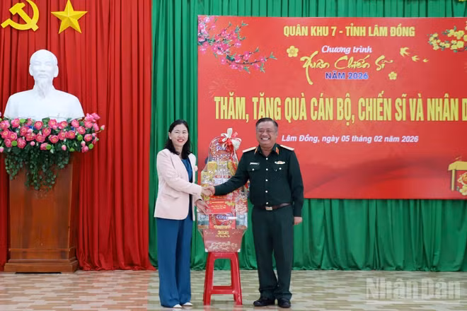 Lãnh đạo Quân khu 7 tặng quà cho quân và dân xã biên giới Tuy Đức, tỉnh Lâm Đồng.