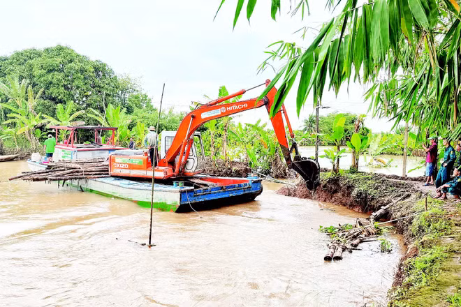 Chính quyền và nhân dân khắc phục sự cố vỡ một đoạn cồn Sơn của thành phố Cần Thơ.