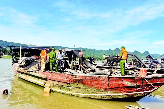 Lực lượng chức năng phát hiện tàu khai thác cát trái phép trên tuyến sông Gianh, địa phận thôn Thanh Châu, xã Tuyên Hóa, tỉnh Quảng Trị vào ngày 8/8.
