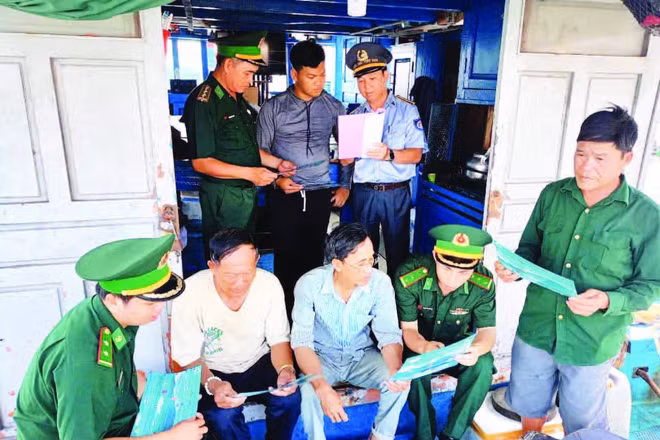 Bộ đội Biên phòng tuyên truyền các quy định về chống khai thác IUU cho ngư dân trên tàu cá.