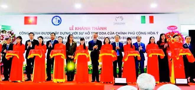 Lễ khánh thành tòa nhà tại Trường đại học Y-Dược, Đại học Huế. (Ảnh QUANG TIẾN)