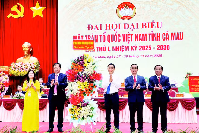 Đồng chí Nguyễn Thái Học, Phó Bí thư Đảng ủy Mặt trận Tổ quốc Việt Nam và các đoàn thể Trung ương (sơ-mi trắng) tặng lẵng hoa mừng Đại hội.