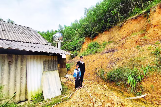 Nhà anh Đinh Cương ở thôn Tiến Hóa, xã Minh Hóa nhiều lần bị đất đá sạt xuống.