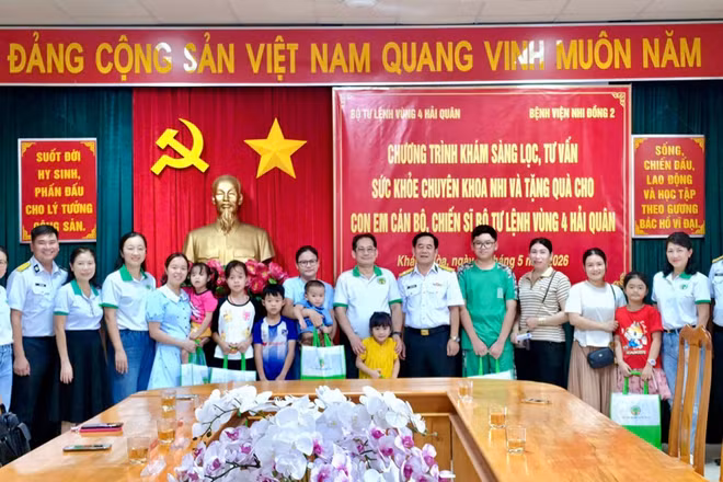 Đoàn công tác của Bệnh viện Nhi đồng 2 khám sức khỏe cho trẻ em tại Vùng 4 Hải quân. 