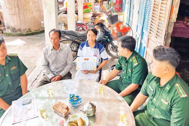 Cán bộ, chiến sĩ Đồn Biên phòng Cửa khẩu cảng Giao Long đến thăm hỏi, động viên em Võ Thị Thu Sương. (Ảnh: HOÀNG TRUNG)