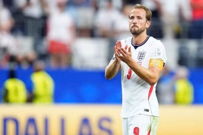 Đội trưởng Đội tuyển Anh Harry Kance chào khán giả sau Chiến thắng thuyết phục 4-2 trước Croatia ở trận đầu ở bảng L. (Ảnh: THX)