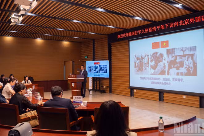 Quang cảnh buổi giao lưu, nói chuyện chuyên đề “Giao lưu văn hóa-du lịch-giáo dục Việt Nam-Trung Quốc.