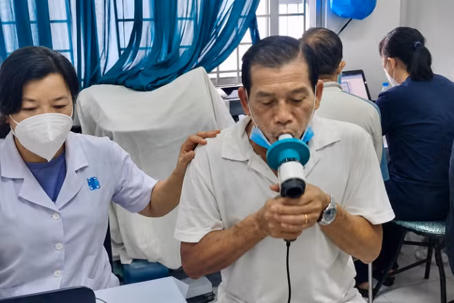 Người dân bị bệnh về hô hấp điều trị tại y tế cơ sở tại Thành phố Hồ Chí Minh.