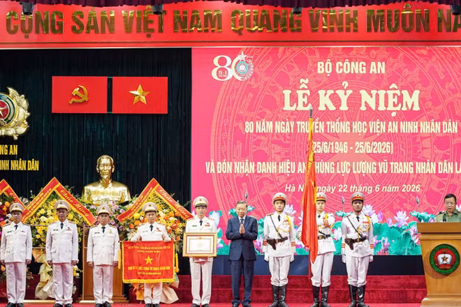 Tổng Bí thư, Chủ tịch nước Tô Lâm trao danh hiệu Anh hùng Lực lượng vũ trang nhân dân tặng Học viện An ninh nhân dân. (Ảnh: MINH CHÍNH)