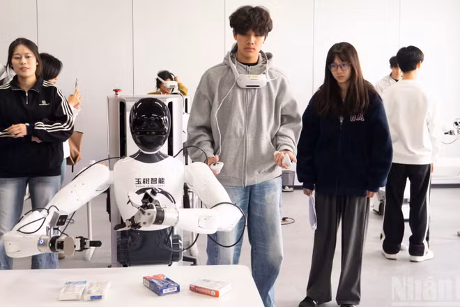 Kỹ thuật viên đang “huấn luyện” robot tại một doanh nghiệp ở thành phố Thâm Quyến, tỉnh Quảng Đông, Trung Quốc. (Ảnh: HỒ QUÂN)