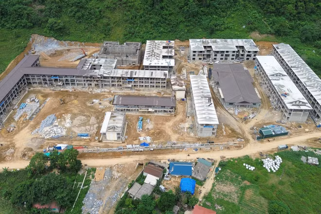 Công trường xây dựng Trường Phổ thông nội trú liên cấp Tiểu học và Trung học cơ sở Minh Tân.