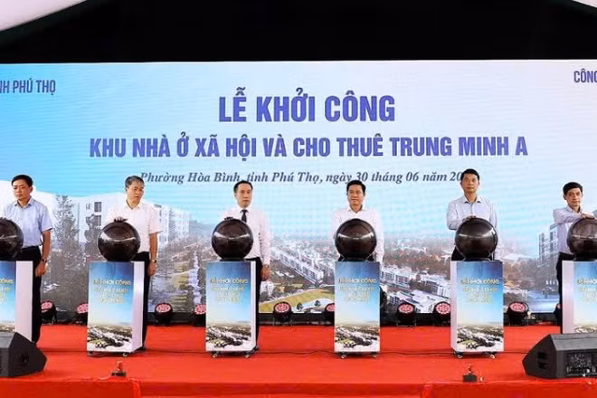 Đại diện lãnh đạo tỉnh và Công ty Trách nhiệm hữu hạn Khu đô thị mới Trung Minh ấn nút khởi công Dự án.