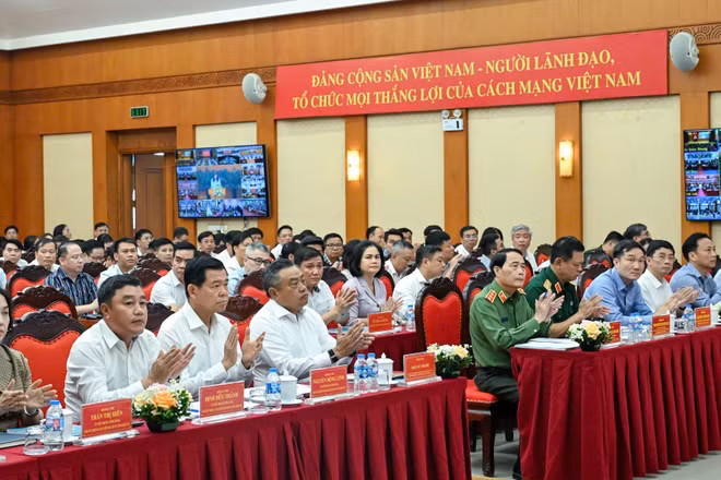 Đồng chí Trần Sỹ Thanh, Ủy viên Bộ Chính trị, Bí thư Trung ương Đảng, Chủ nhiệm Ủy ban Kiểm tra Trung ương dự và phát biểu ý kiến chỉ đạo hội nghị sơ kết công tác 6 tháng đầu năm 2026. (Ảnh: DUY LINH)
