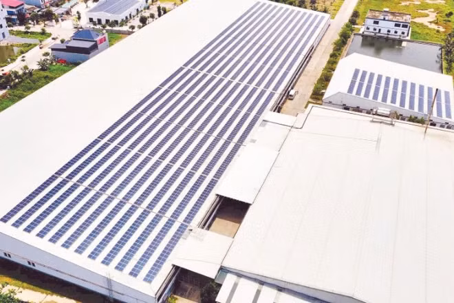 Các doanh nghiệp quan tâm hơn đến lắp đặt hệ thống điện mặt trời áp mái để phục vụ sản xuất.