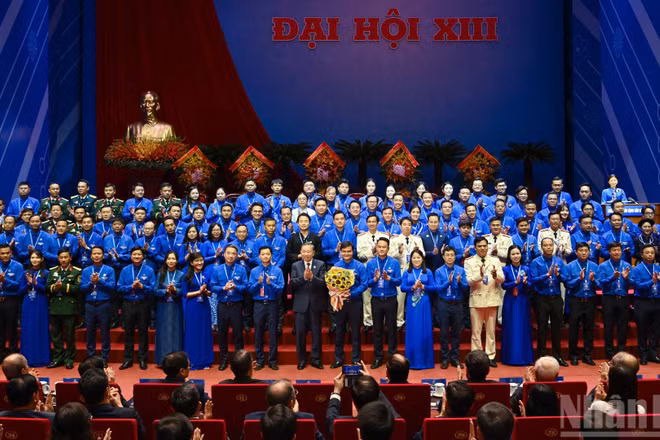 Tổng Bí thư, Chủ tịch nước Tô Lâm tặng hoa chúc mừng Ban Chấp hành Trung ương Đoàn khóa XIII.