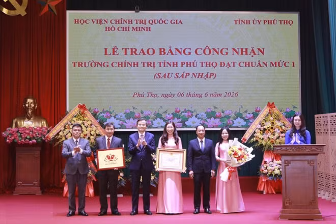 Phó Giáo sư, Tiến sĩ Đoàn Minh Huấn trao Bằng công nhận Trường Chính trị tỉnh Phú Thọ đạt chuẩn mức 1.