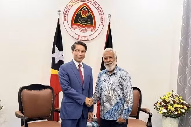 Đại biện Việt Nam tại Timor-Leste Phạm Bình Đàm chào xã giao Thủ tướng Timor-Leste Xanana Gusmão. (Ảnh do Đại sứ quán Việt Nam tại Timor-Leste cung cấp)