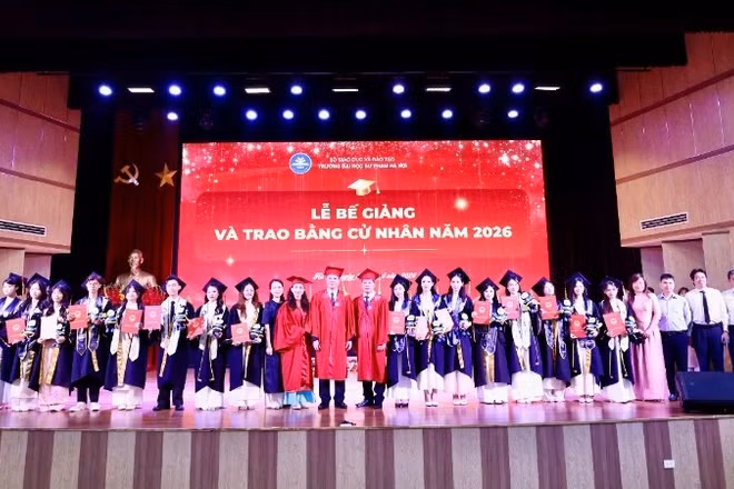 Lãnh đạo, giảng viên Trường đại học Sư phạm Hà Nội chụp ảnh lưu niệm cùng các tân cử nhân. 