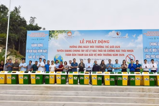 Ban tổ chức trao tặng thùng rác di động cho các tổ tự quản và trường học trên địa bàn xã Hòa An.
