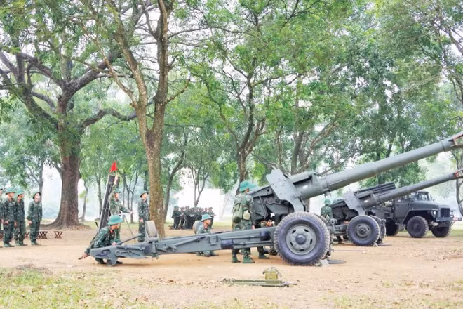 Cán bộ, học viên Trường Sĩ quan Pháo binh huấn luyện thực hành Pháo 152mm.