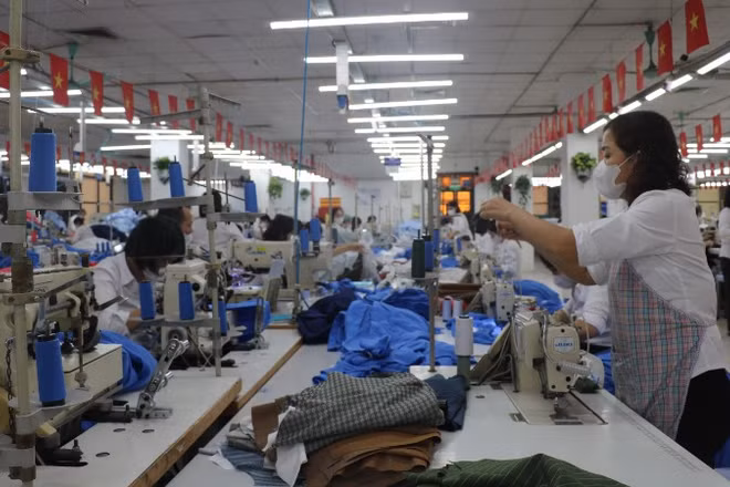 Sản xuất hàng dệt may xuất khẩu tại Tổng công ty May 10.