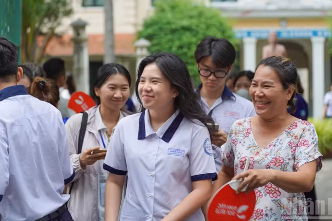 Thí sinh rạng rỡ hoàn thành bài thi môn Toán kỳ thi tốt nghiệp Trung học phổ thông 2026.
