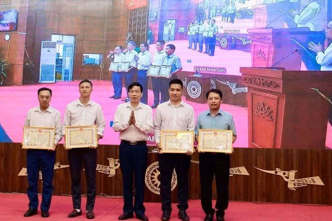 Đồng chí Lê Văn Lương, Chủ tịch Ủy ban nhân dân tỉnh Điện Biên trao Bằng khen của Ủy ban nhân dân tỉnh tặng các cá nhân có thành tích trong tham mưu, thực hiện cải cách hành chính.