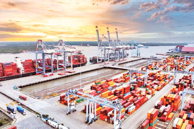 Thành phố Hồ Chí Minh đặt mục tiêu trở thành siêu đô thị có trung tâm dịch vụ hàng đầu Đông Nam Á. Trong ảnh: Một góc cảng Cái Mép. (Ảnh: THẾ ANH)