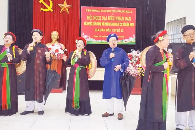 Đảng viên hưu trí phường Ngọc Hà (Hà Nội) biểu diễn văn nghệ tại Hội nghị đại biểu nhân dân bàn việc xây dựng đời sống văn hóa ở cơ sở năm 2026. (Ảnh: HOÀI THU)
