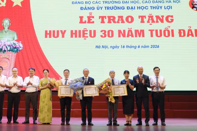 Đảng ủy các trường đại học, cao đẳng Hà Nội chúc mừng các đồng chí được trao Huy hiệu 30 năm tuổi Đảng.