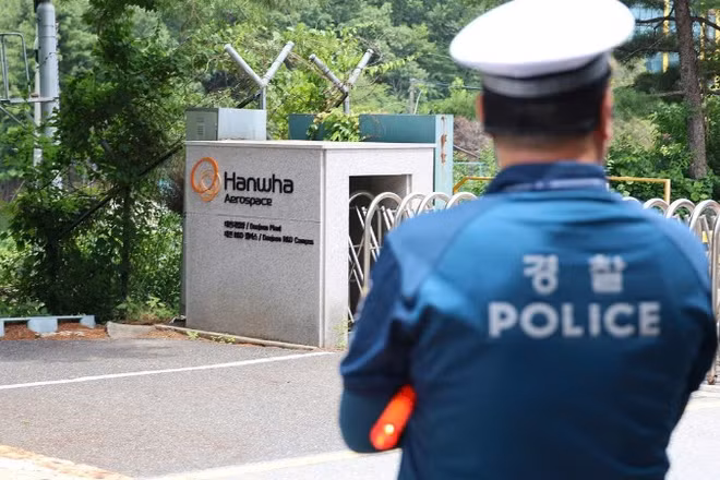 Cảnh sát bên ngoài hiện trường vụ cháy tại nhà máy của Hanwha. (Ảnh: Yonhap)