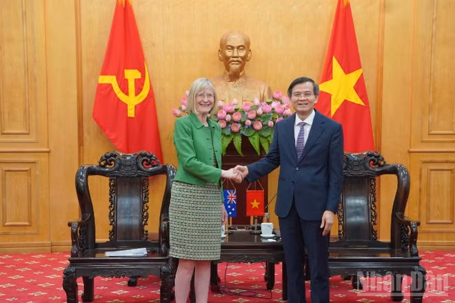 Đồng chí Giám đốc Học viện Chính trị quốc gia Hồ Chí Minh tiếp và làm việc với Đại sứ Australia tại Việt Nam.