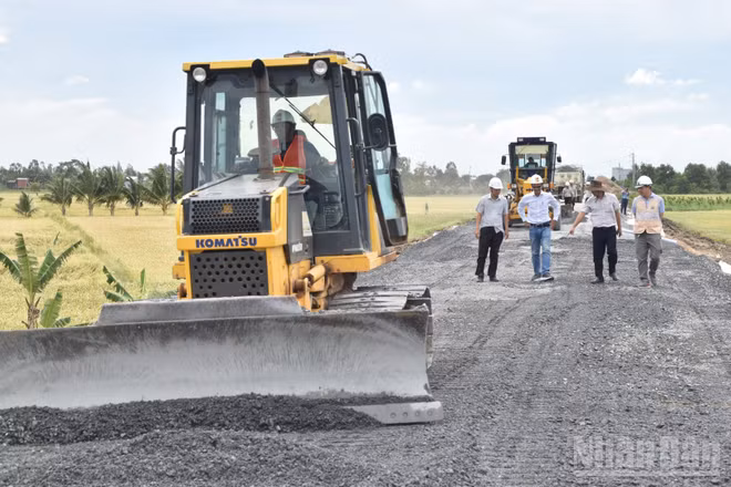 Các nhà thầu đang huy động nhân lực, thiết bị để đẩy nhanh tiến độ của dự án.