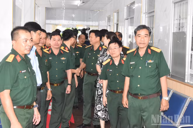 Các đại biểu tham quan khu khám bệnh dành cho quân nhân và cán bộ hưu trí cao cấp tại Bệnh viện Quân y 120.