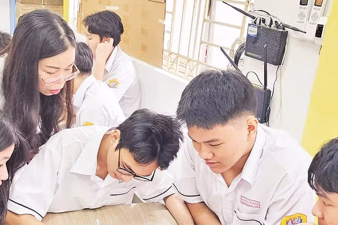 Học sinh Trường THPT Nguyễn Chí Thanh, Thành phố Hồ Chí Minh học chương trình STEM. (Ảnh CTV)