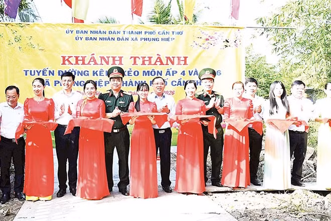 Ban Tổ chức Tết quân dân 2026 khánh thành tuyến giao thông nông thôn ở xã Phụng Hiệp.
