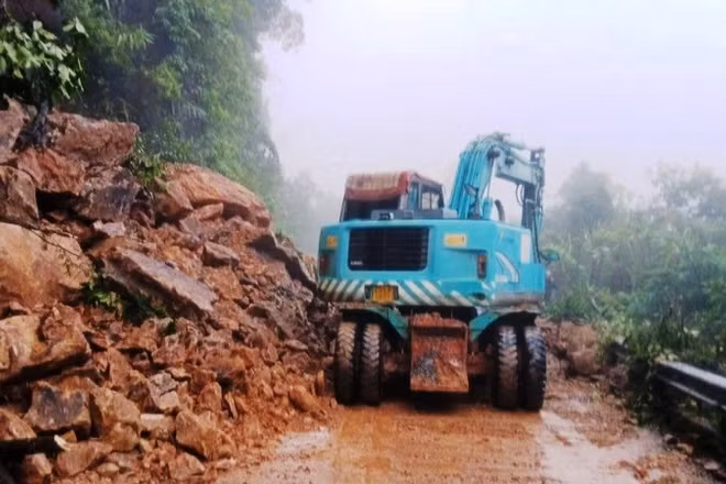 Lực lượng chức năng nỗ lực khắc phục sạt lở đường Hồ Chí Minh qua xã A Lưới 1, thành phố Huế. (Ảnh: D.HUY)