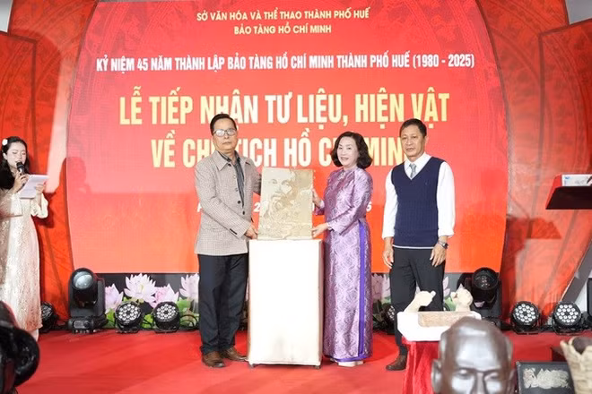 Lãnh đạo Bảo tàng Hồ Chí Minh thành phố Huế tiếp tác phẩm gốm nghệ thuật từ họa sĩ Nguyễn Thiện Đức - Chủ tịch Hội Mỹ thuật thành phố Huế. (Ảnh: Vũ Hoàng)